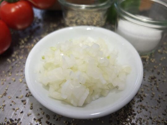 Zwiebeln fein hacken und mit gewürfeltem Bauchspeck anbraten