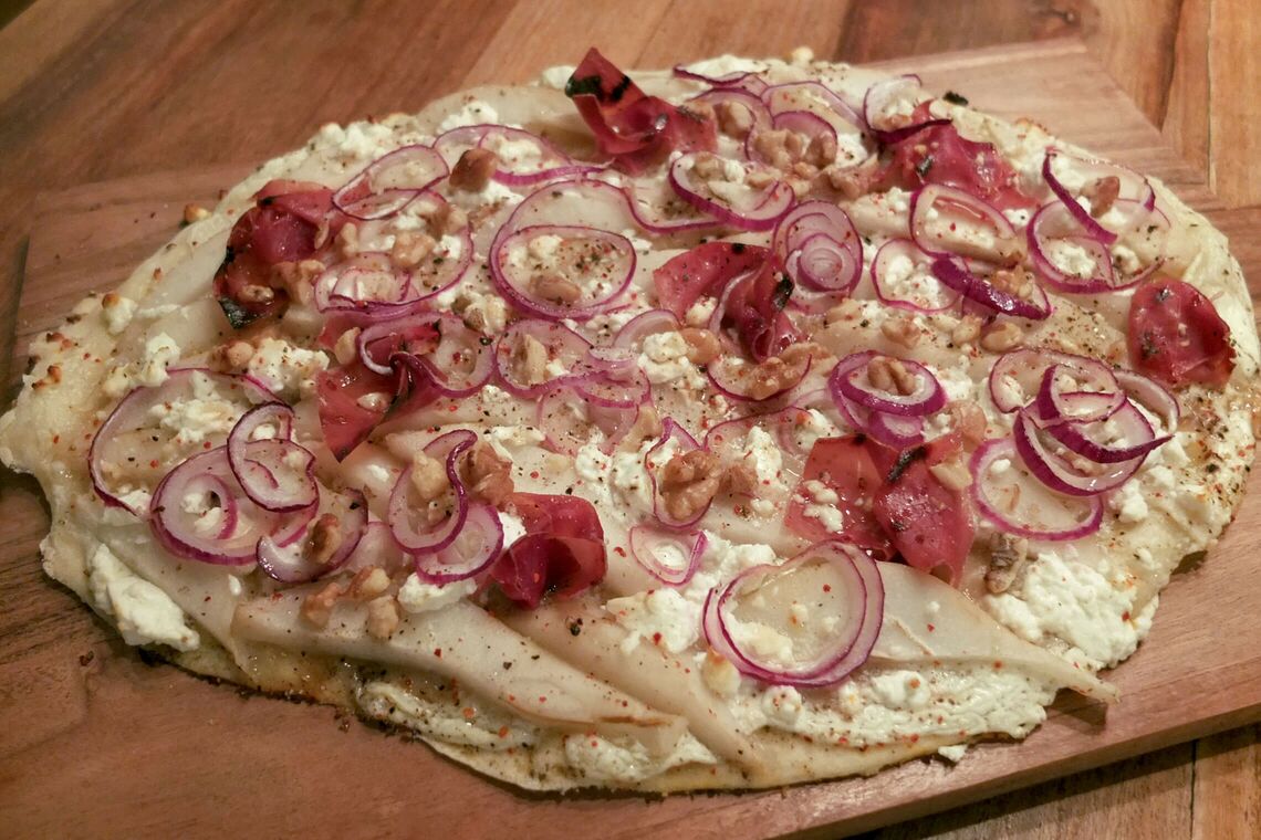 Flammkuchen mit Birnen, Schafskäse und Walnüssen