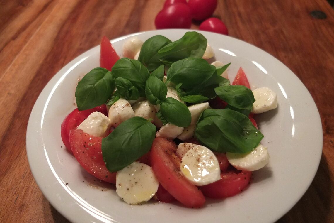 Caprese-Salat mit Tomate, Mozzarella und Basilikum