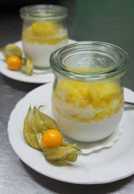 Kokos-Panna-Cotta mit Ananas