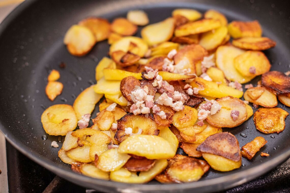 Knusprige Bratkartoffeln mit Speck und Zwiebeln