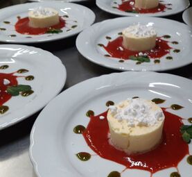 Panna Cotta auf Erdbeerspiegel