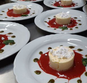 Panna Cotta auf Erdbeerspiegel
